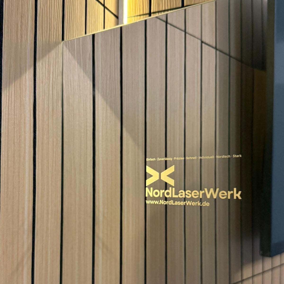 Lasergravierter Spiegel mit Logo oder Schriftzug 110 mm × 110 mm - NordLaserWerk