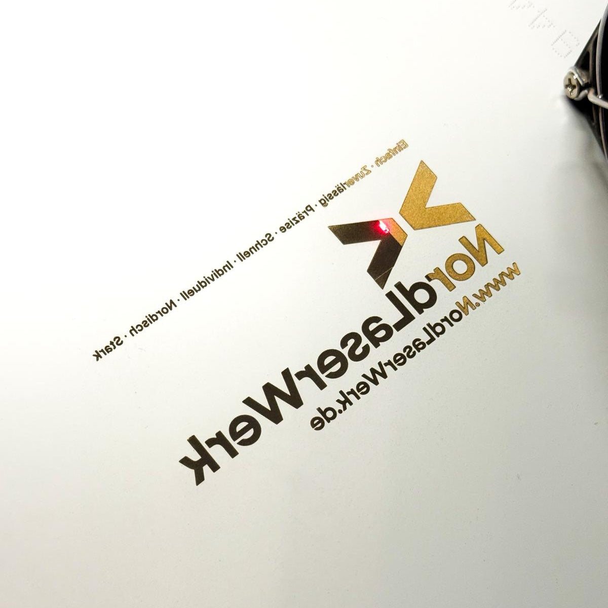 Lasergravierter Spiegel mit Logo oder Schriftzug 110 mm × 110 mm - NordLaserWerk