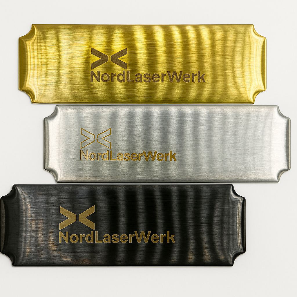 Edelstahl-Namensschilder in Gold, Silber und Schwarz – gebürstete Metallplaketten mit edlen Eckverzierungen