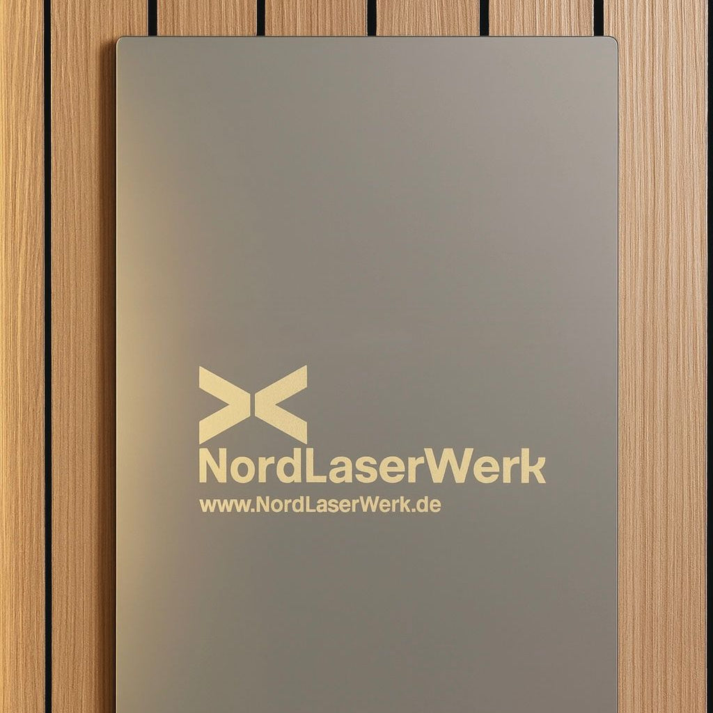 Lasergravierter Spiegel mit Logo oder Schriftzug 110 mm × 110 mm - NordLaserWerk